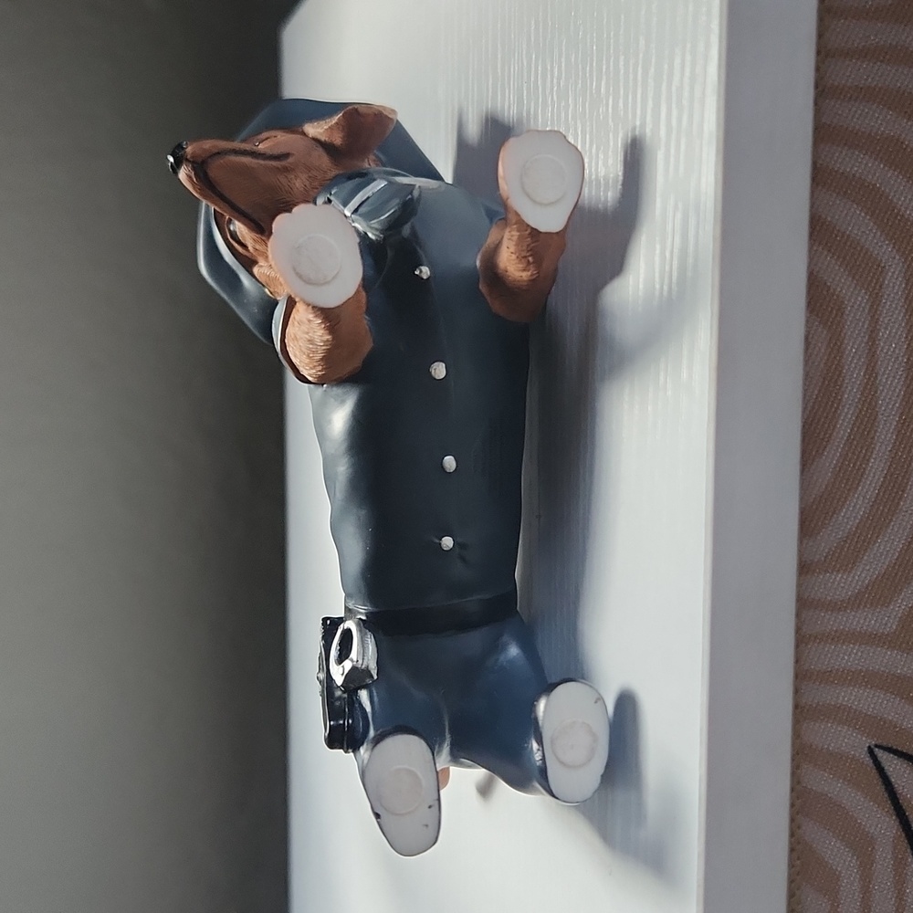 Hamilton Collection "Paw and Order" figure - Picture 3 of 6